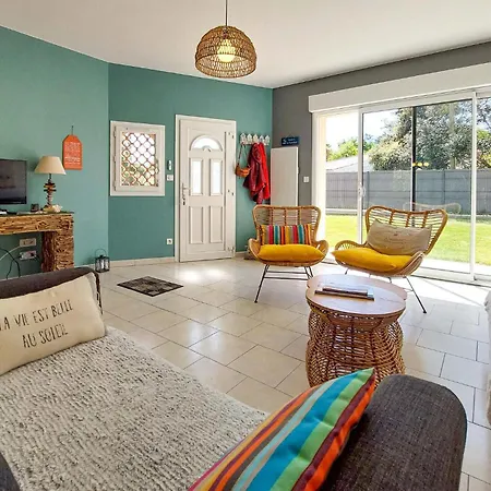 3 Bedroom Beautiful In Casa vacanze La Tremblade