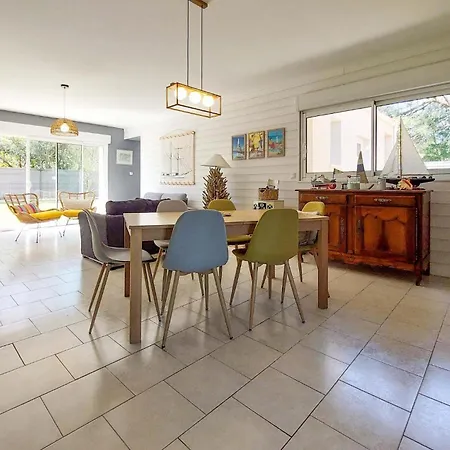 3 Bedroom Beautiful In Casa vacanze La Tremblade