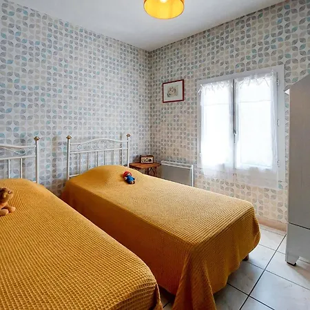 3 Bedroom Beautiful In Casa de Férias *